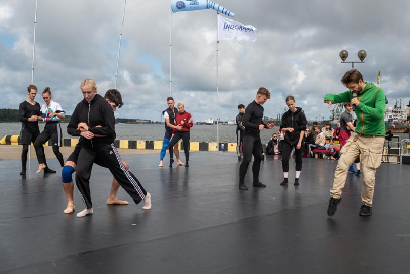 Baleto artistų repeticija Jūros šventės metu su choreografu R.Bondara. A.Kubaičio nuotr.