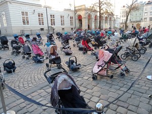 Vaikų vežimėliai Lvivo senamiestyje simbolizavo mirusius kare vaikus