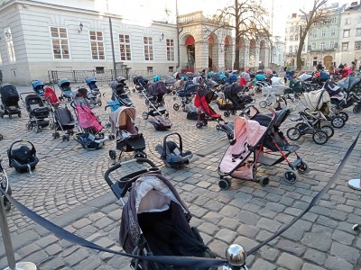 Vaikų vežimėliai Lvivo senamiestyje simbolizavo mirusius kare vaikus