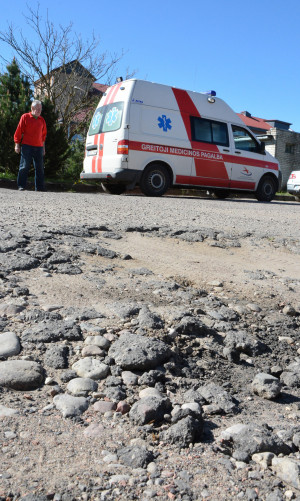 Duobėtas privačios greitosios medicinos pagalbos stoties kiemas, matyt, irgi laukia savivaldybės pinigų