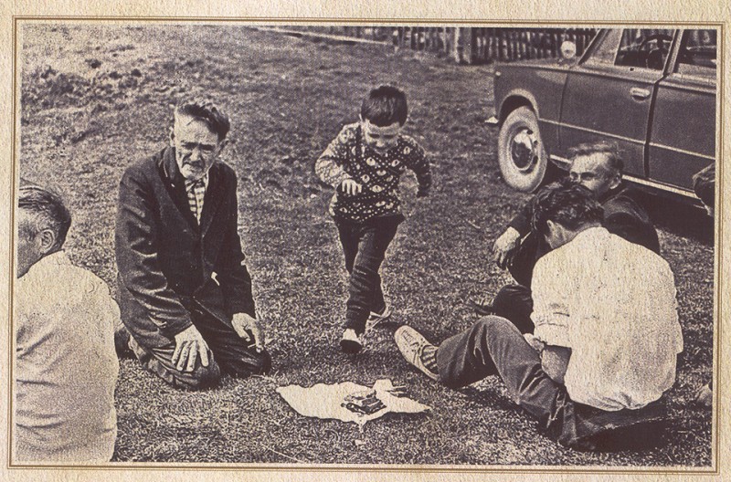 J. Jasudas (kairėje) su giminėmis savo sodyboje, Kiaukų k., 1963 m.  Iš knygos „Šilalės krašto kryždirbiai ir dievdirbiai“, 2008 m.
