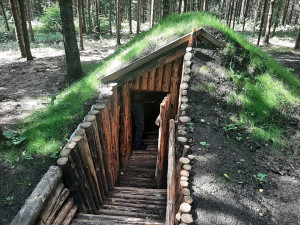 Atstatyta partizanų žeminė