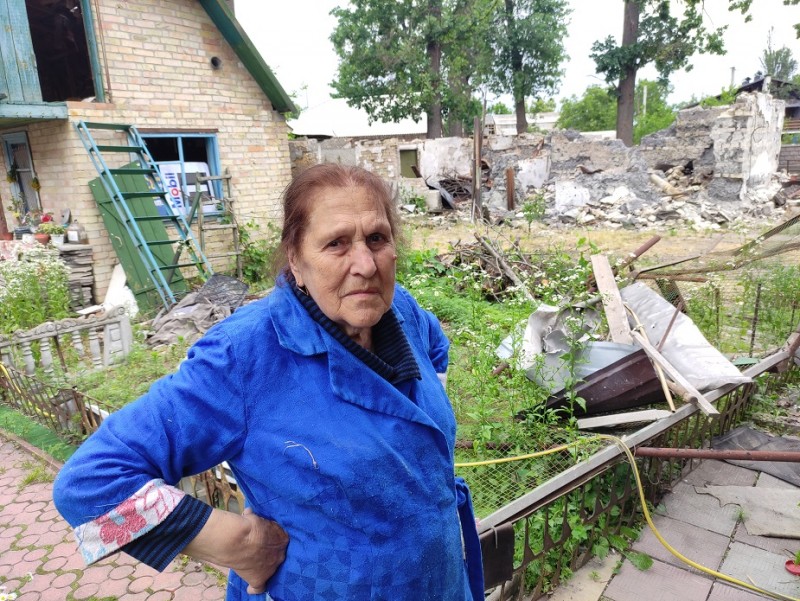Senolė Nina prie sugriautų pastatų