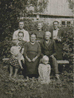 Iš dešinės stovi: J. Šimkus (1918–1963), O. ir S. Šimkų sūnus karo pradžioje su žmona Elžbieta iš Tauragės, kur dirbo gaisrinėje, parbėgo į tėvų ūkį Pilsūdo kaime, buvo iki 1941 m. rudens; O. Šimkutė-Jankauskienė, B. Lopečius; sėdi: S. Šim­kus, O. Šimkienė, Z. Šimkutė-Lopečienė ant rankų laiko V. Lo­pečiutę-Gerulienę, ant žemės – S. Lopečiutė-Mikalauskienė.  Nuotrauka daryta 1946 m., iš šeimos archyvo