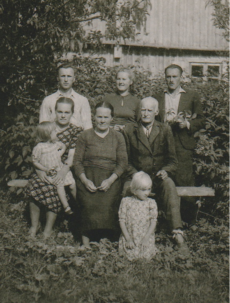 Iš dešinės stovi: J. Šimkus (1918–1963), O. ir S. Šimkų sūnus karo pradžioje su žmona Elžbieta iš Tauragės, kur dirbo gaisrinėje, parbėgo į tėvų ūkį Pilsūdo kaime, buvo iki 1941 m. rudens; O. Šimkutė-Jankauskienė, B. Lopečius; sėdi: S. Šim­kus, O. Šimkienė, Z. Šimkutė-Lopečienė ant rankų laiko V. Lo­pečiutę-Gerulienę, ant žemės – S. Lopečiutė-Mikalauskienė.  Nuotrauka daryta 1946 m., iš šeimos archyvo