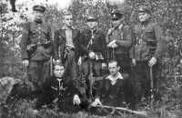 Stovi iš kairės: S. Kentra-Dagilis, S. Šerpytis, A. Žilys-Zubrys, du partizanai neatpažinti; sėdi iš kairės: A. Sabockis-Genutis, S. Budreckis-Algirdas