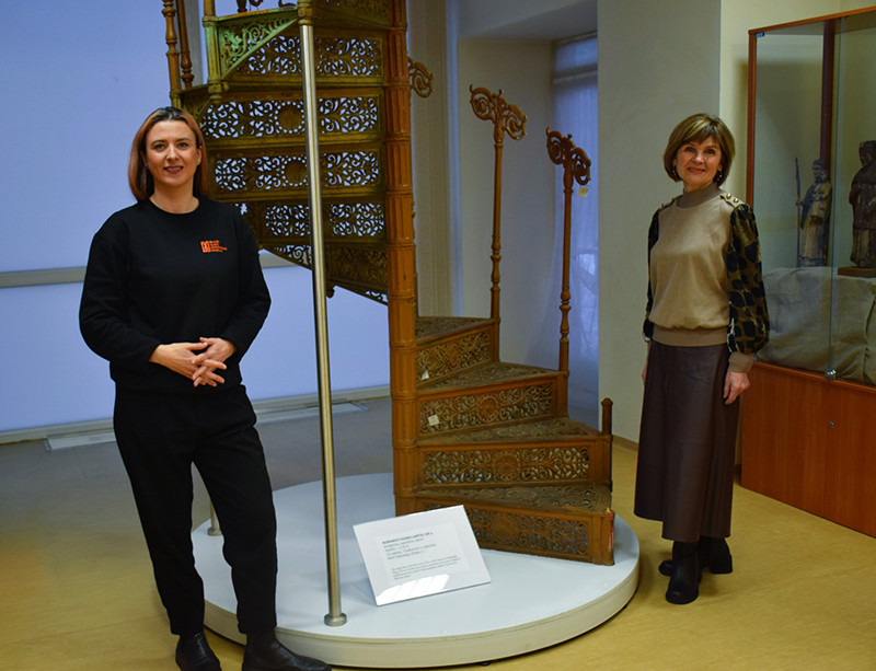 R. Jančiauskienė (kairėje) su laiptus muziejui perdavusios &scaron;eimos atstove Laima