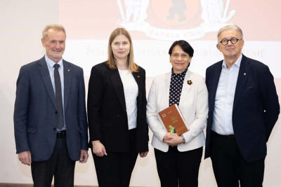 I&scaron; kairės: prof. J. Pabrėža, Seimo laikinosios žemaičių grupės pirmininkė V. Turauskaitė, Pasaulio lietuvių bendruomenės kultūros komisijos pirmininkė J. Caspersen ir prof. A. Žebrauskas