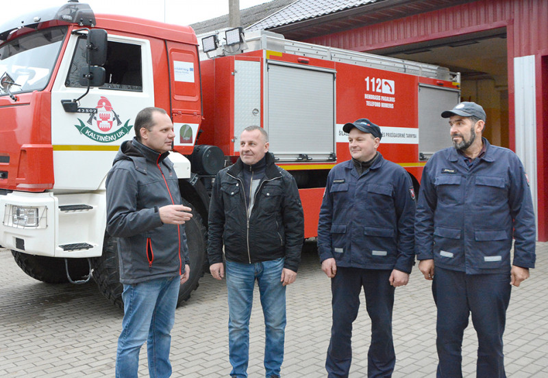 Kaltinėnų ugniagesių komandos nariai su Priešgaisrinės tarnybos vadovu E. Lazdausku (kairėje)