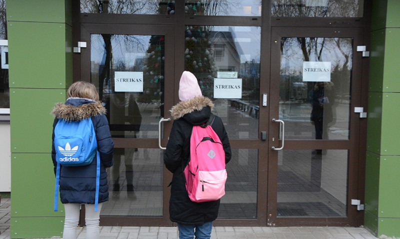 Miesto gimnazijoje prasidėjo neterminuotas mokytojų streikas