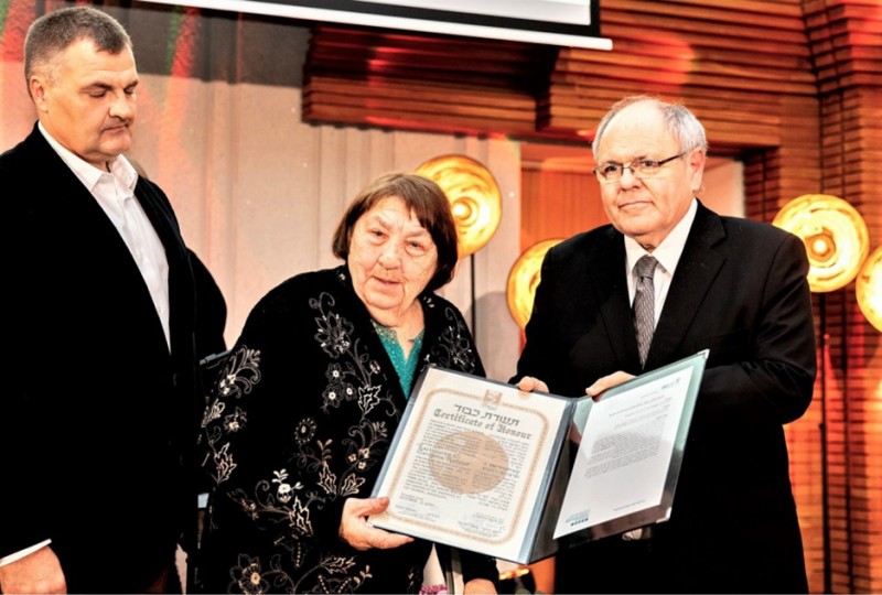 Pasaulio tautų teisuolio diplomą S. Staputienei įteikė D. Dayan (kairėje – ukmergiškės sūnus Dainius)