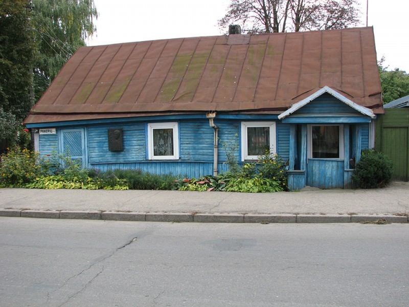 5.	Namas, kuriame 1963–1972 m. gyveno R. Kalanta. 1990 m. ant namo atidengta memorialinė lenta (skulpt. V. Ledas). Kaunas, 2013 m. 