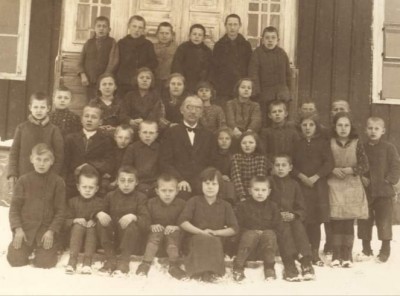 A. Bartkevičius su Iždonų pradžios mokyklos mokiniais 1933 m.
