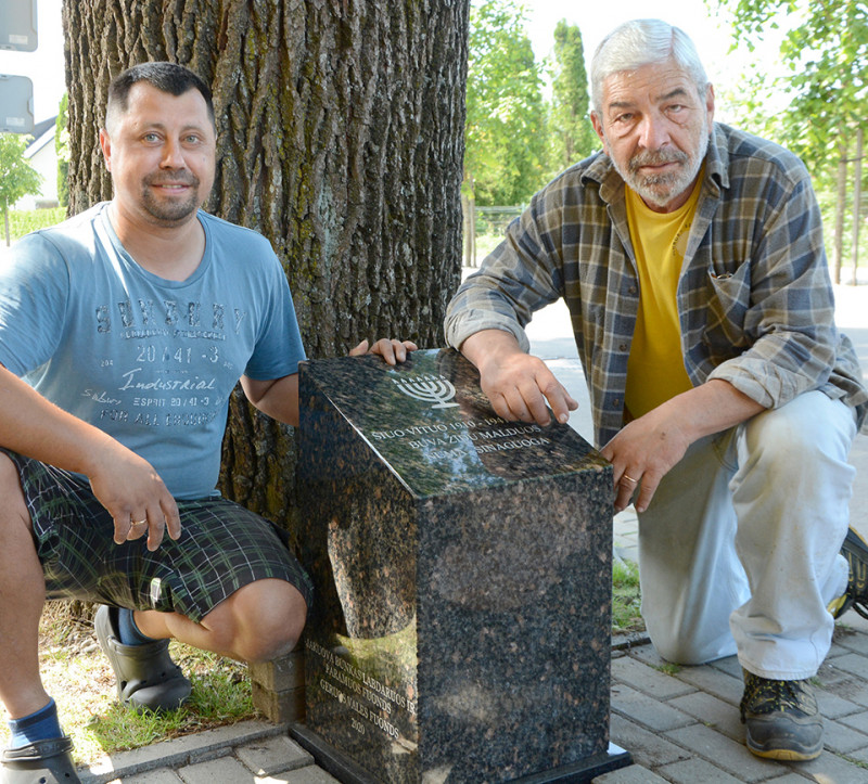 E. Bunkai, statant paminklą, gelbėjo žentas – seniūnijai pritrūko „žmogiškųjų išteklių“...