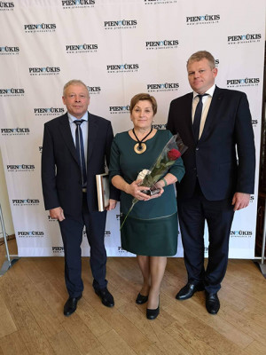 Antanas ir Violeta Raudoniai su žemės ūkio ministru (de&scaron;inėje)