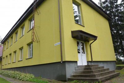 Buvusios Tūbinių mokyklos pastatas, kuriame įsikūrusi biblioteka, gražus tik iš išorės...