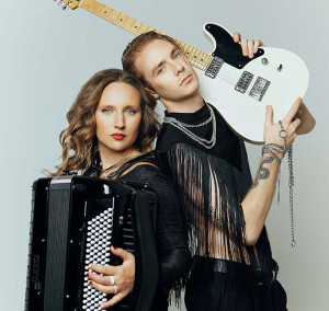 Tauragės traukinių stotyje – gitaros ir akordeono duetas