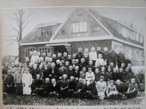 Mokytojas P. Jančaitis (viduryje) su mokiniais prie Bijotų pradžios mokyklos (Vilniaus apskrities archyvas)