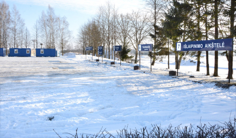 Kad vienas iš šių nuošaliai stovinčių vagonėlių yra skirtas autobusų laukiantiems keleiviams, nėra jokios nuorodos