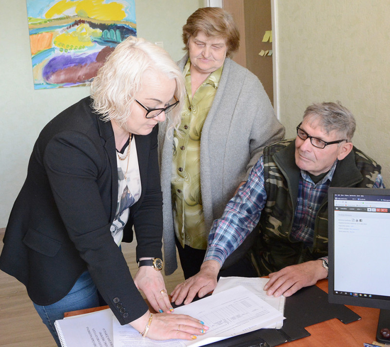 Iš kairės: Laukuvos seniūnijos žemės ūkio specialistė Virginija Pet­kienė padeda užpildyti deklaraciją šiauduviškiams Marytei ir Mykolui Bartkams