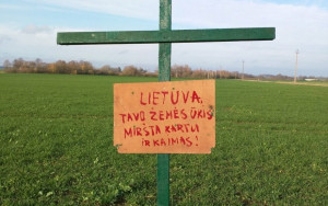 Žali kryžiai laukuose – viltis išsaugoti kaimą gyvą