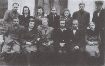 Kvėdarnos septynmetės mokyklos mokytojai 1950 m.  Nuotr. iš knygos „Lietuvos valsčiai. Kvėdarna“