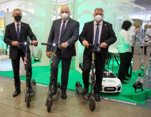 Pavasarį „Adventuras 2022“ parodoje apskrities merai pozavo, įsikibę į elektrinius paspirtukus. Kol kas tik tiek ir pasiekta, įgyvendinant žaliojo regiono viziją Nuotr. iš „Žaliasis regionas“ tinklalapio