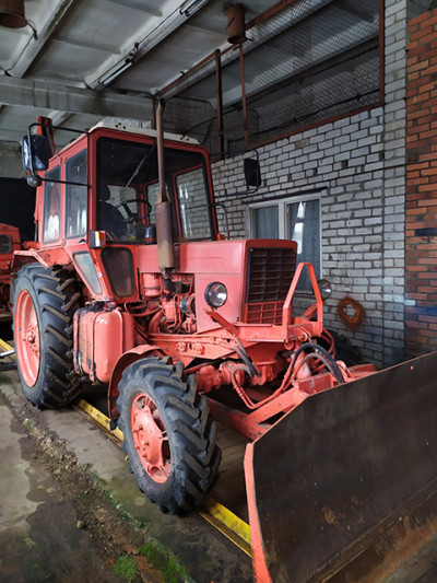 „Parduoti“ į metalą traktoriai burzgė darbuotojų laukuose