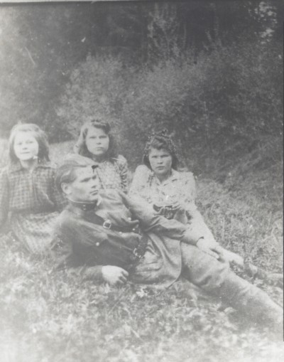 J. Grabauskas su seserimis (iš kairės): Janina, Antanina, Juzefa