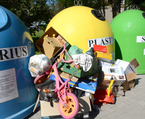 Vieni atliekas rū&scaron;iuoja, kiti po langais &scaron;iuk&scaron;lina
