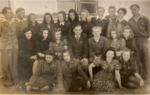 Kalnikų &scaron;eimos archyvo nuotr. Laukuvos abiturientai 1949 m., D. Kaganaitė &ndash; pirmoje eilėje antra i&scaron; de&scaron;inės
