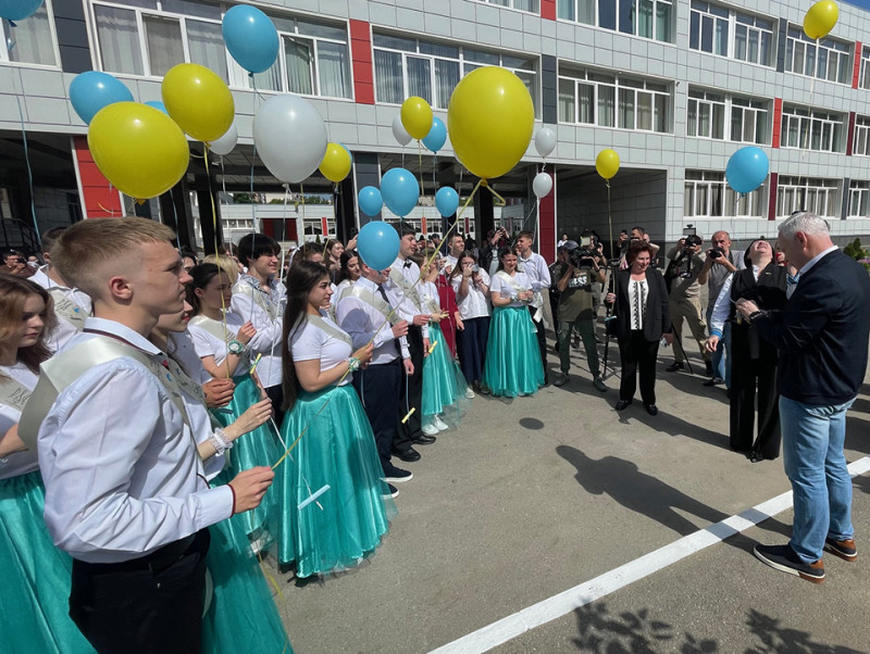 Charkivo meras I. Terechovas džiaugėsi moksleivių pasiekimais ir kartu su abiturientais leido svajonių balionus į dangų
