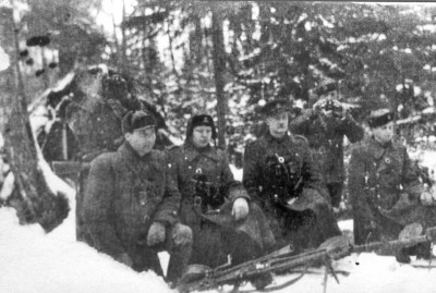Iš kairės: S. Gavėnia-Drąsutis, L. Laurinskas-Liūtas, Šal­čiū­nas-Lai­butis, Aleksas Irtmonas-Genys, Pranas Trijo­nis-Jaunutis, 1946 m. gruodis