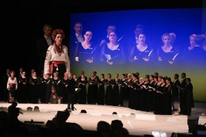 Paramos renginys „Už taiką ir laisvę“. KVMT choras ir choro solistė, ukrainietė Dina Mataitienė. Eglės Sabaliauskaitės nuotr.