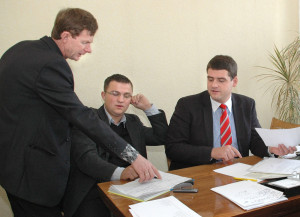 Seimo nariui R. Žemaitaičiui priėmimuose dažnai padeda tarybos nariai Vytautas Jucius (kairėje) ir Tadas Bartkus
