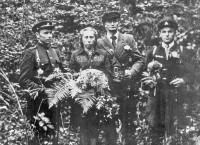 Iš kairės: Juozas Stirbys-Vienuolis, Bronė Gruodytė-Savastienė, Kazimieras Burba, Alfonsas Baltrimas