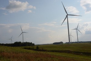 Žmonės kratosi vėjo jėgainių kaimynystės