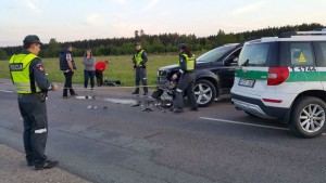 Nuo policijos sprukęs įžūlus motociklininkas nenurimo net ir ant neštuvų