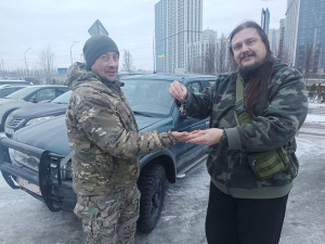 M. Lisenko įteikia kariui dovanojamo automobilio raktelius